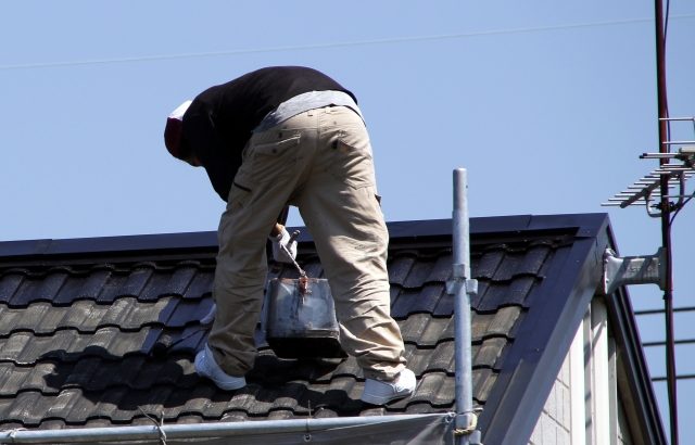 屋根塗装の耐用年数を正しく知るには？塗装別の違いや塗り直しのサインについて解説