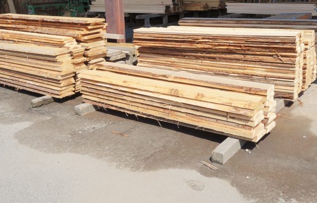 木材は「乾燥」が重要！DIYに使う無垢材を乾燥させる方法やホームセンターで木材を選ぶポイントを解説