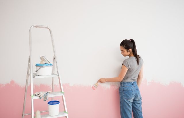 室内の壁紙クロスを塗装壁にリフォーム！DIYで塗り替えする方法や塗料について解説